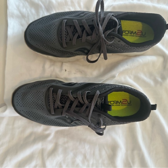 Brook’s running shoes - men’s lightly used - size 10 - Picture 9 of 10